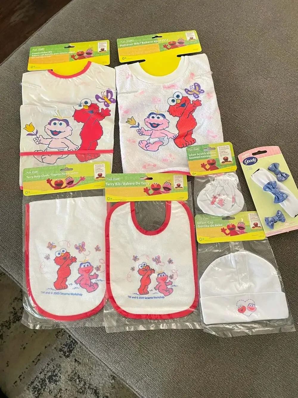 Plaza Sesamo Sesame Street Baby 7 piece Set Elmo and Zoe Bibs